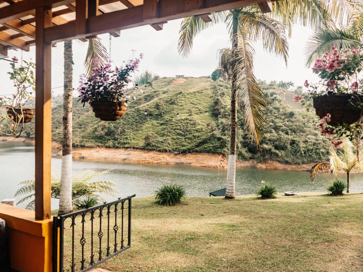 Volare Guatape Isla Hostel Exterior photo