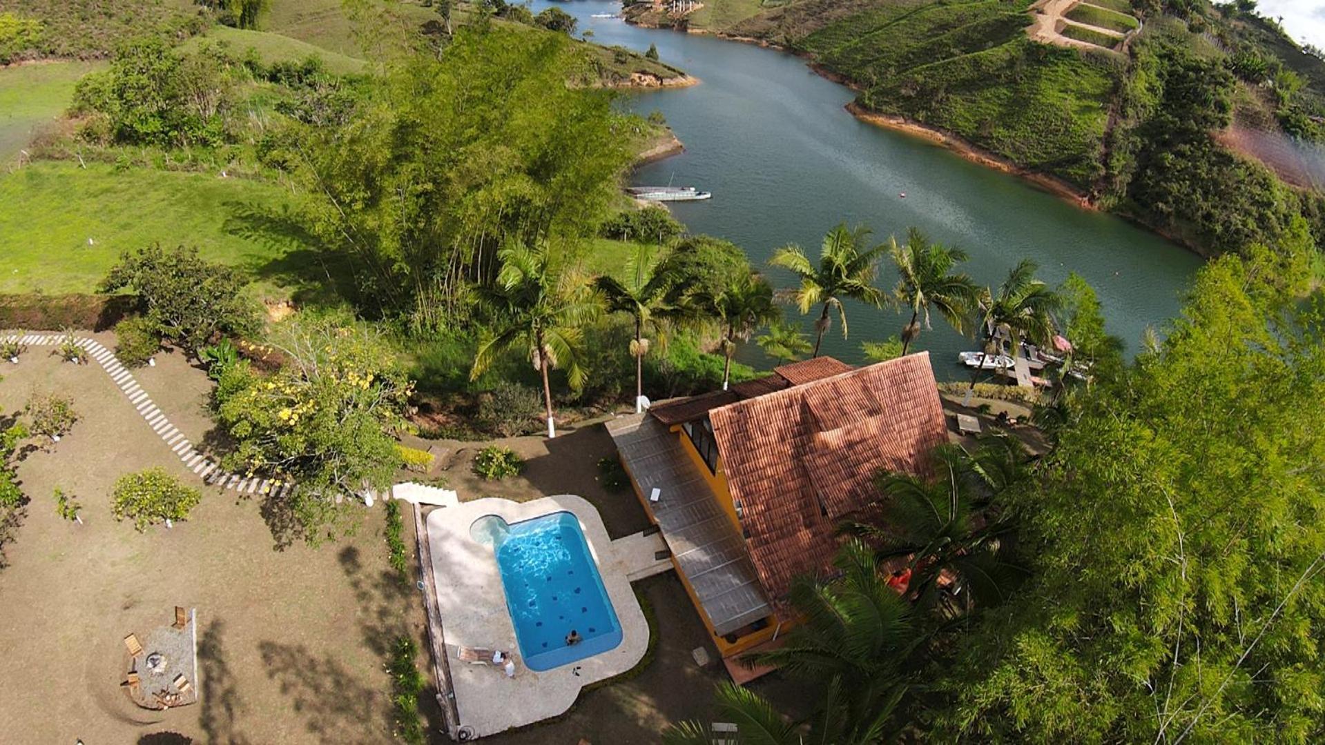 Volare Guatape Isla Hostel Exterior photo